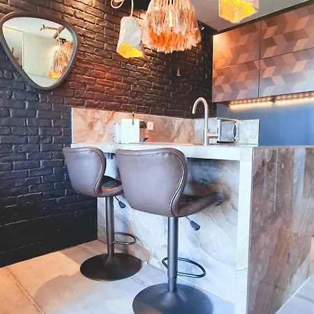 Village Naturiste R4n - Too Hot Coursives 阿格德