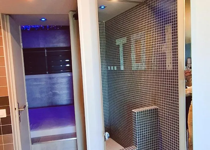 Village Naturiste R4n - Too Hot Coursives *